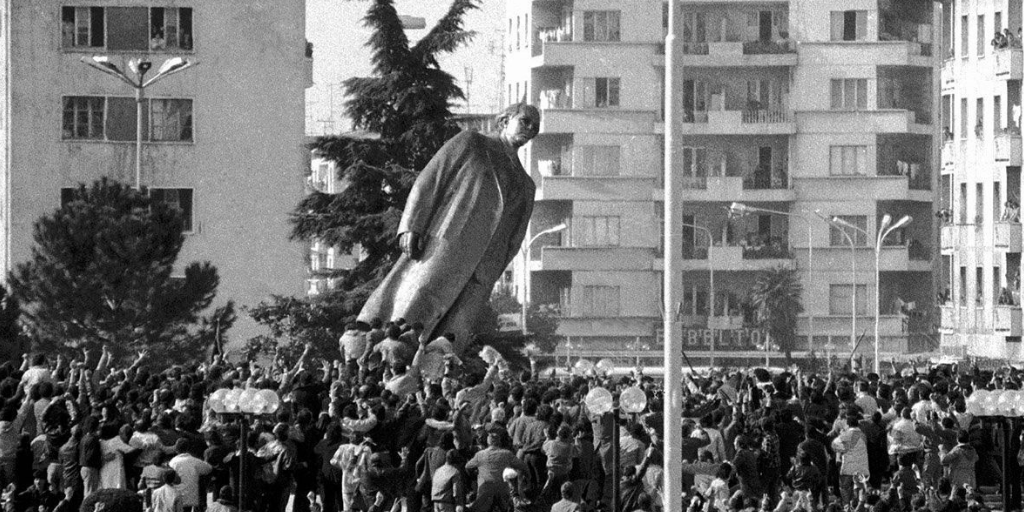 Enver Hoxha Statua